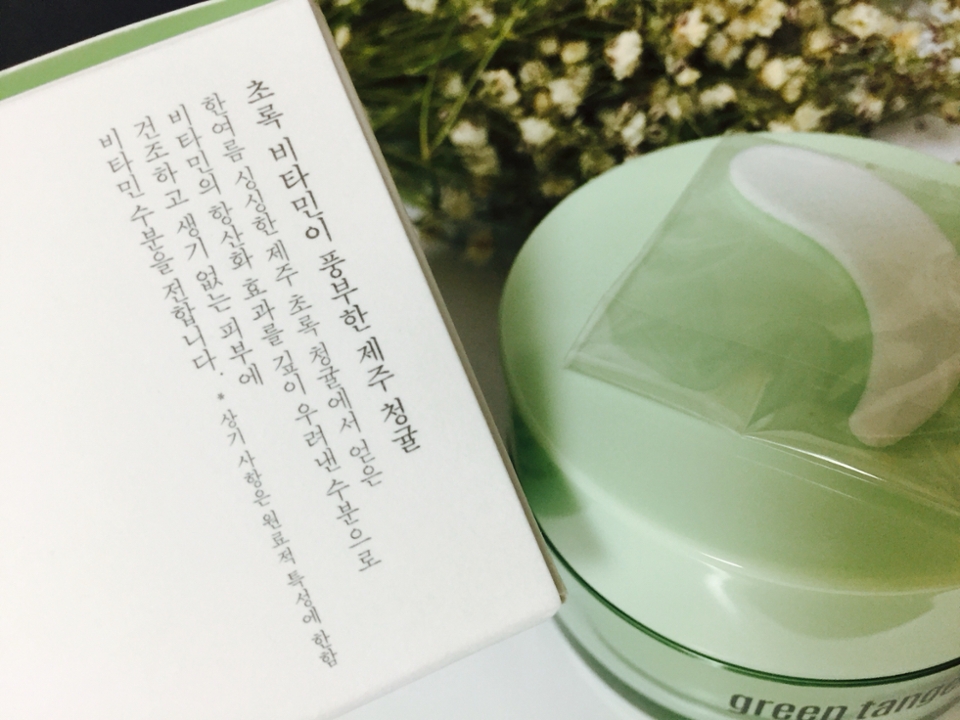 스파츌러도 함께 청결한 상태로 오는데요!

이 제품은 비타민이 가득한 제품이라서
수분크림뿐만 아니라 기능성크림으로도 사용 가능!

미백 / 주름개선 기능성 제품이라 멀티크림으로
가볍게 요거 하나만 사용해줘도 돼서 꿀이에요!