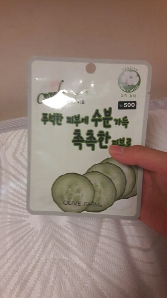 다이소 팩!500원이라는 저렴한 가격과 피부타입에 따라 쓸수잇게 여러종류가 있는게 조흔것같아요/^^/저는 수분팩이나 딸기 그림이 그려져있는 팩을 주로사용해요🤗