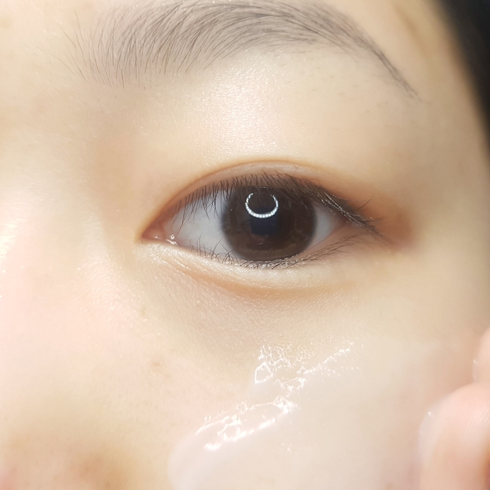 사용하다보면 하얗게 막이 생기실텐데, 그거는 가볍게 톡톡 두드려주시면 흡수되서 없어지더라고요ㅎㅎ 촉촉함도 있는데, 빨리 흡수가 되고 위에 보습막이 생겨서 간편히 케어하기 좋은 제품이었어욤 'v'
시카 성분이 함유되어 있는데 흡수력이 좋아서 그런지, 다른 시카 크림보다 진정효과가 더 좋더라고요!!
시카크림 찾으시는 분들은 요걸 추천드리고 싶어요ㅎㅎ
