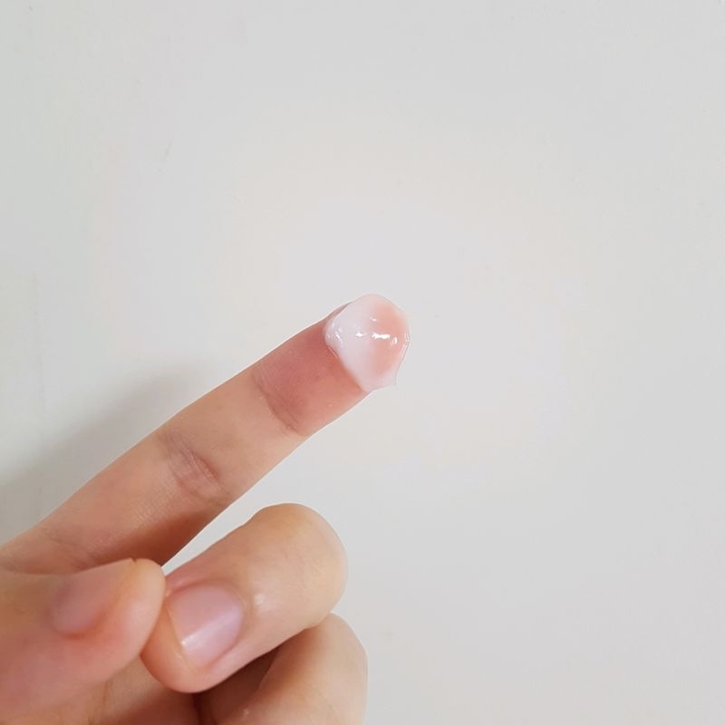 
▶제형◀ 

패키지에 수분감이 가득한 반투명 "젤 크림" 이라고 기재되어 있더라구요. 

설명 그대로 반투명해요. 


