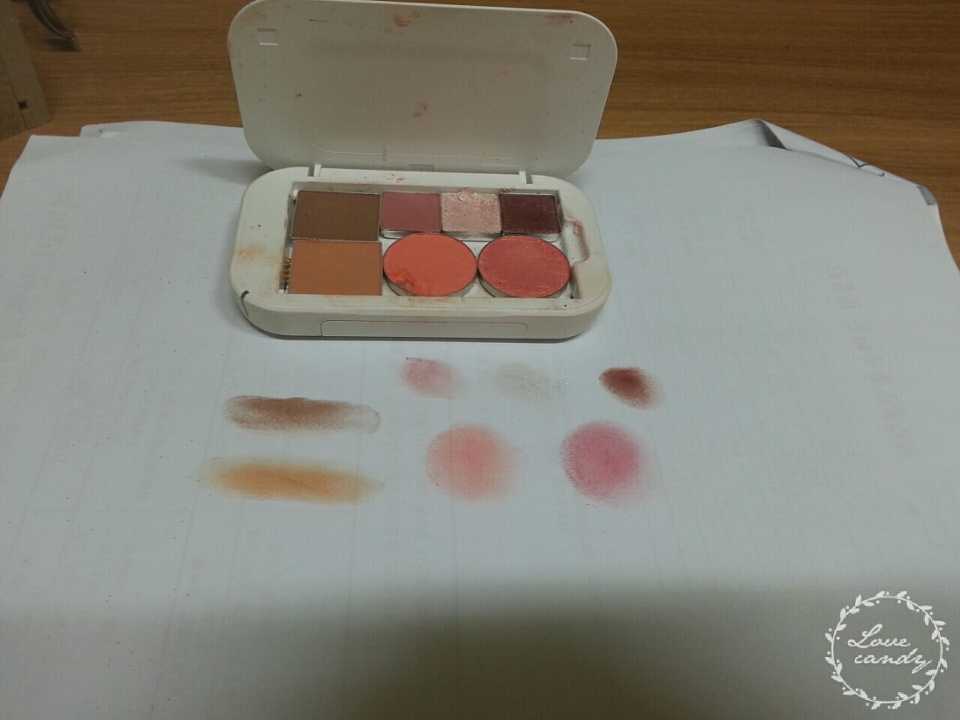 왼쪽 위아래 두갠 미샤껀데 위에껀 짙은 브라운컬러여서 삼각존 음영할때 쓰구 밑에껀 노란끼도는 브라운이라 너무 이쁘다느우ㅜ
위에 3개는 더페껀데 가운데꺼 오팔펄인데 가루날림깨쩔ㄷㄷ 왼쪽껀 딱 말린장미색이고 무펄! 맨오른쪽껀 보라끼 많이도는 컬런데 금색하