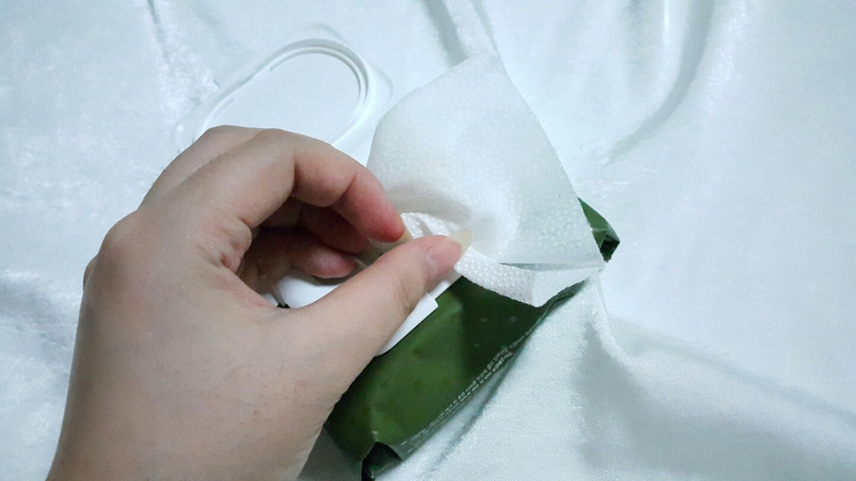 
✔ 쥬시플 필링티슈



패드로는 작아서 귀찮을 때는 필링티슈에 클워를 적셔서 사용해요!
패드처럼 기초제품이 적셔진 필링 티슈예요!


🍎 카밍 필링티슈 (히비스커스) - 진정필링 (레드) ✔
🍎 모이스처 필링티슈 (마차) - 수분필링 (그린) ✔
🍎 너리싱 필링티슈 (블랙비 프로폴리스) - 꿀광필링 (브라운)
🍎 바이탈라이저 필링티슈 (비타민) - 생기필링 (옐로우)
⠀⠀⠀⠀⠀
⠀⠀⠀⠀⠀
⠀⠀⠀⠀⠀
🔗 쥬시플 필링티슈는 각질제거&노폐물제거에 효과적인 필링티슈로 색깔마다 효과가 달라요!
매끈한 면으로 부드럽게 닦아서 메이크업을 제거한 뒤 도트 면이 꼼꼼히 닦아주면 워터프루프 제품만 아니면 아이라인도 다 지워지더라구요!
영상에서 글리터+아이섀도우+아이라인+마스카라픽서를 한 상태였는데도 마스카라 빼고 다 지워져서 2차로 클렌징 젤로 세안하니 깨끗하게 제거되었어요!!😆
⠀⠀⠀⠀⠀
평소에도 필링패드 제품을 클렌징 용으로 사용하고는 했었는데 이유는 기초용이라 클렌징 티슈보다 자극이 적고 잘 지워지면서 피부 붉어짐없이 사용가능해서 잘 쓰던 방법인데 아예 메이크업 제거도 가능하게 나왔다고 해서 궁금해서 받아본 제품이예요!
⠀⠀⠀⠀⠀
⠀⠀⠀⠀⠀
✔ 앰플의 양은 마차랑 카밍은 좀 적다고 느껴졌고 비타민이랑 너리싱은 적당했어요!
⠀⠀⠀⠀⠀
⠀⠀⠀⠀⠀
- 사용하면서 좋았던 점은 일단 일반 패드와 달리 면적이 큰 티슈타입이라 클렌징 티슈 및 패드, 크게는 바디용으로도 쓸 수 있을 정도라서 좋았고
영상에서처럼 마구 문질러 지웠는데도 불구하고, 마찰에 의한 붉어짐 외엔 자극도 없었고 세안 후에 붉어짐이 남아있지 않고 피부가 정리된 느낌이였어요!!💖
⠀⠀⠀⠀⠀
⠀⠀⠀⠀⠀
🌿 마차 🌿 랑 🌷 카밍 🌷을 제일 잘 써용
⠀⠀⠀⠀⠀
⠀⠀⠀⠀⠀⠀
⠀⠀⠀⠀⠀⠀⠀⠀⠀⠀
⠀⠀⠀⠀⠀
🍋 매끈면
⠀⠀⠀⠀⠀
▪ 각질 및 노폐물 제거
▪ 메이크업 제거
▪ 모공 딥 클렌징
⠀⠀⠀⠀⠀
🍋 도트면
⠀⠀⠀⠀⠀
▪ 피부결 케어 및 수분 공급
▪ 피부 윤기 & 안색 개선
▪ 피부 유연성 향상


