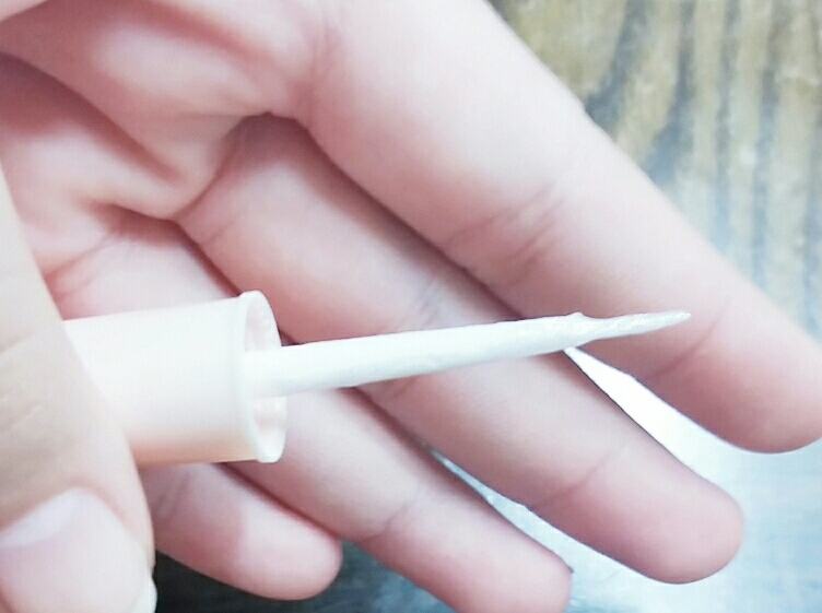 뚜껑을열면 저렇게 붓이약간 길게 달려있는 팁이나옵니다! (팁?) 그 오! 마이아이라이너? 아닌가 그 에뛰드제품중 리퀴드 아라랑 똑같이생겼어요!