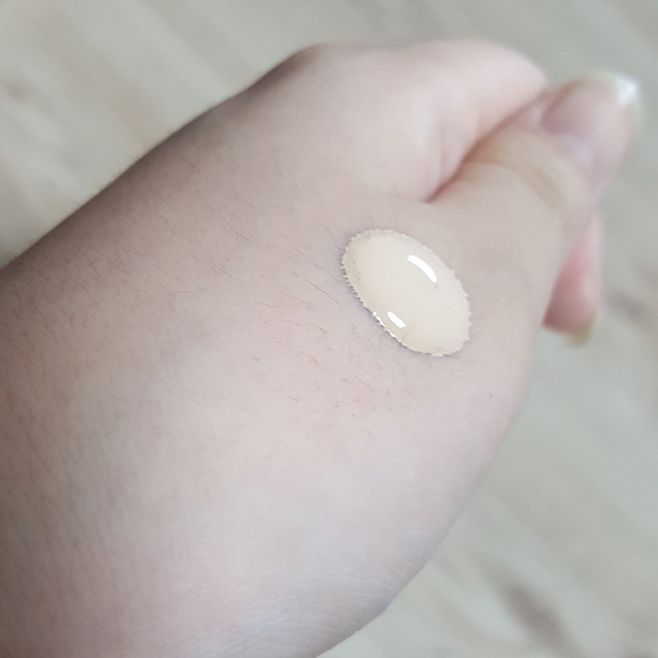 물처럼 조금 흐르는 제형 같았어요!!