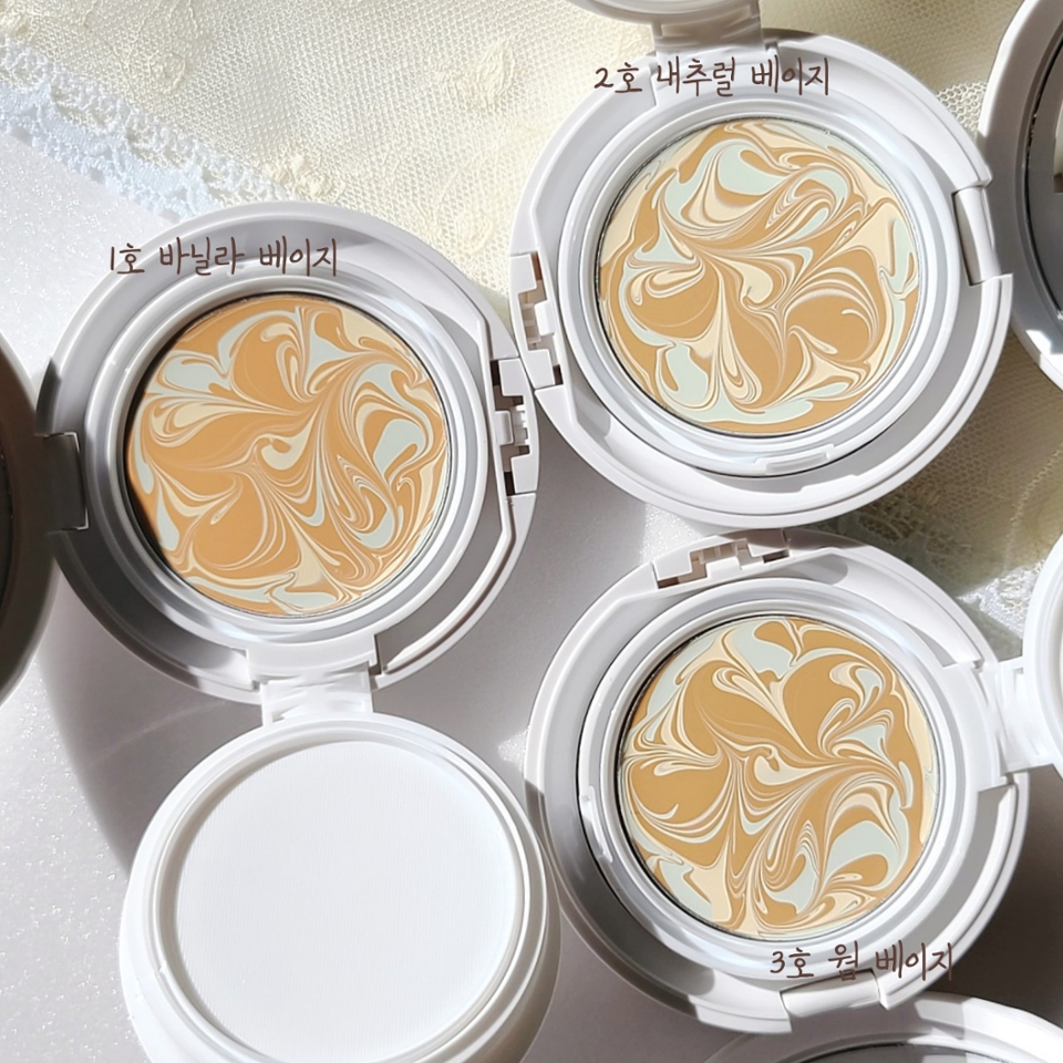 모양 마저 아름다운 트리플 라떼는 민감해진 피부를 케어해 주는 각기 다른 역할을 담당하고 있어요

1.레몬라떼: 민감해진 피부를 진정 케어하는 카밍 라떼 
2.민트라떼: 피부장벽강화 & 손상개선에 도움주는 리페어 라떼 
3.바닐라라떼: 리페어 에센스가 70% 함유된 커버팩트 커버 라떼