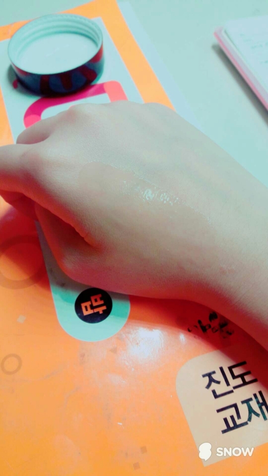 수분크림을 올리자마자 냉장보관해놧던 제품이라 
너무시원하고 촉촉해서 좋아요 ♡♡