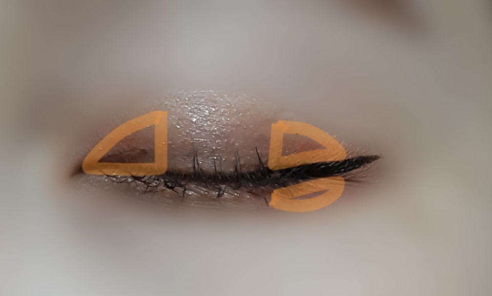 그리고 눈 앞머리 눈 뒤꼬리, 삼각존 부분에 에뛰드 룩 앳 마이 아이즈 단풍 오렌지 컬러를 발라서 브라운만 발라서 심심하고 칙칙한 눈을 주황빛으로 밝혀주며 노을이 지는 따스한 느낌을 줄게용😚🍁
단풍 오렌지가 정말 예쁜 오렌지빛 아이섀도우라서 이번 메이크업에 되게 잘 어울리더라구요🧡