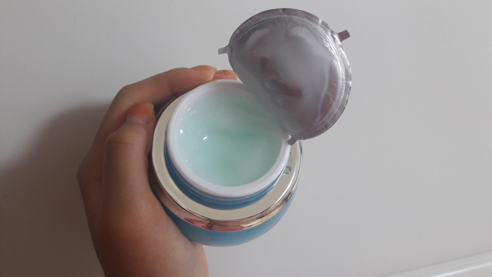 안에 보자마자 또 와 수분크림의 정석!! 달큰한 향기도 나요ㅎㅎ 딱봐도 수분감 넘치게 생겼ㅈㅣ요?