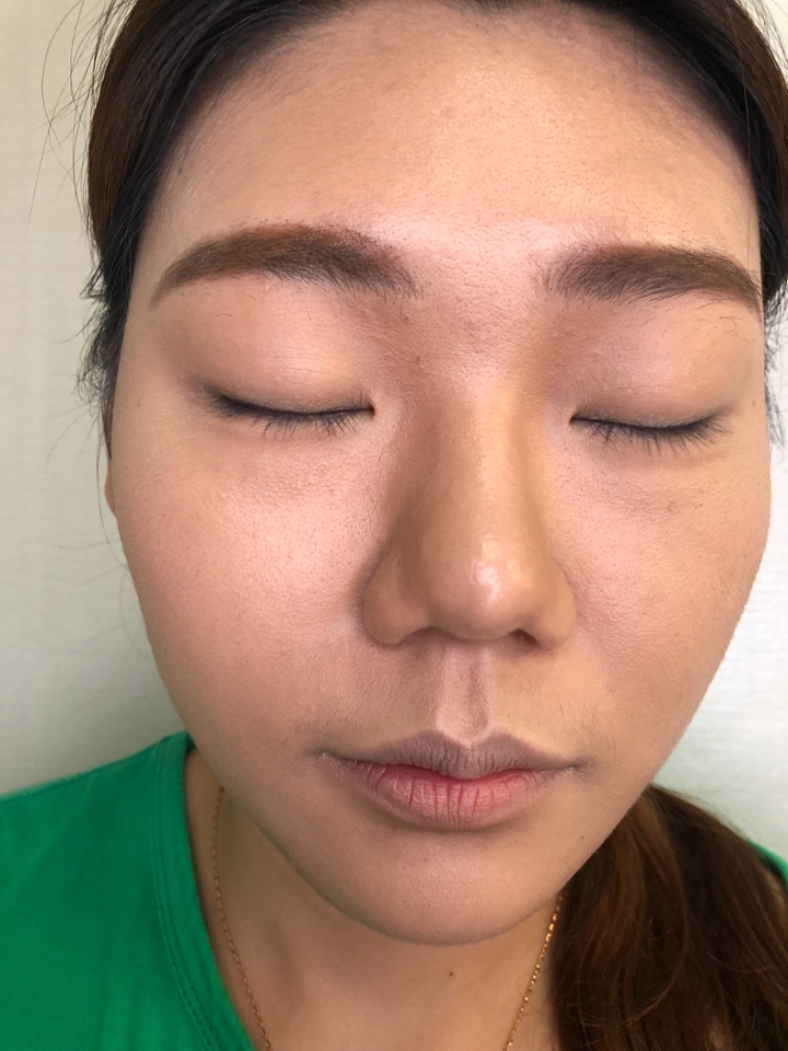 그래서 써 봄. 없던 콧대가 숑 생겼죠? 지금은 이상해 보여도 눈, 턱에 음영감과 컬러감이 들어가면 예뻐지니 걱정 노노해.