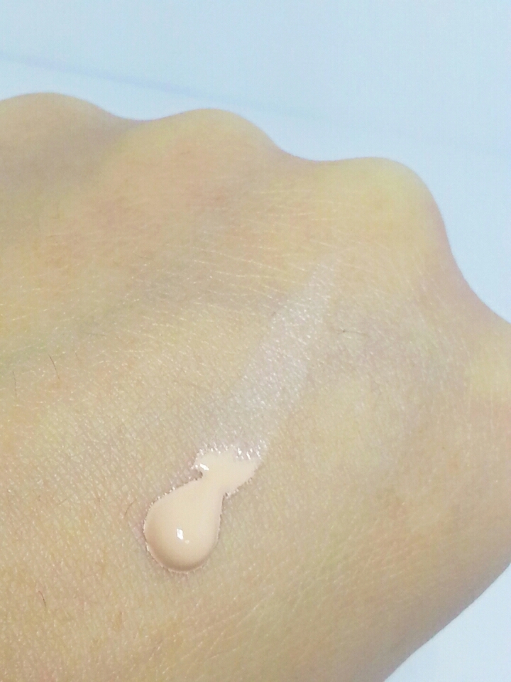 쭈욱짜서..좀 많이짰네요 저정도면 볼과턱은꼼꼼하게다바를수있어요
보다시피 핑쿠핑쿠한 크림이에요!
