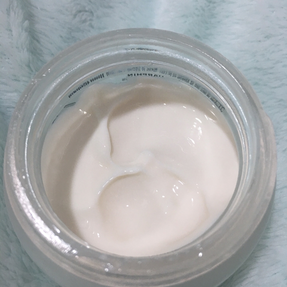 거의 절반정도 사용했는데 내용물은 이렇게 생겼습니다 