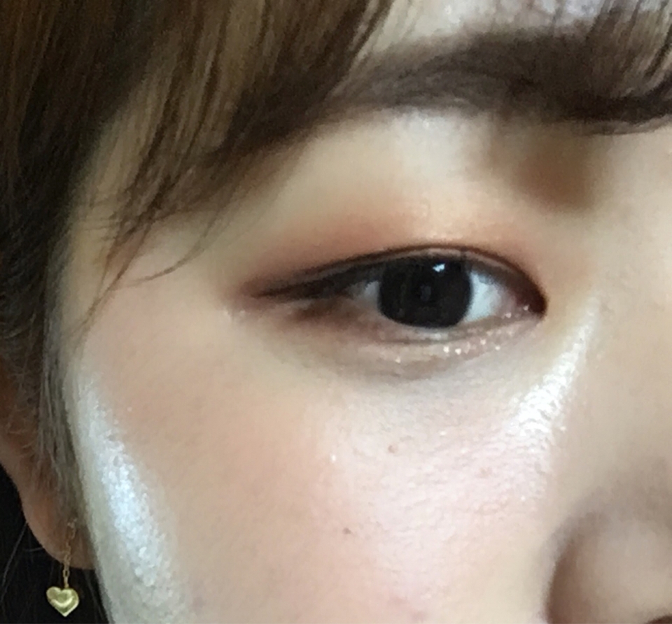 손이나 퍼프로 블랜딩 해주면 이렇게
오렌지빛이 살짝 도는 코랄색이에요!
상콤달콤한 과즙미 터지는 블러셔입니다🍊