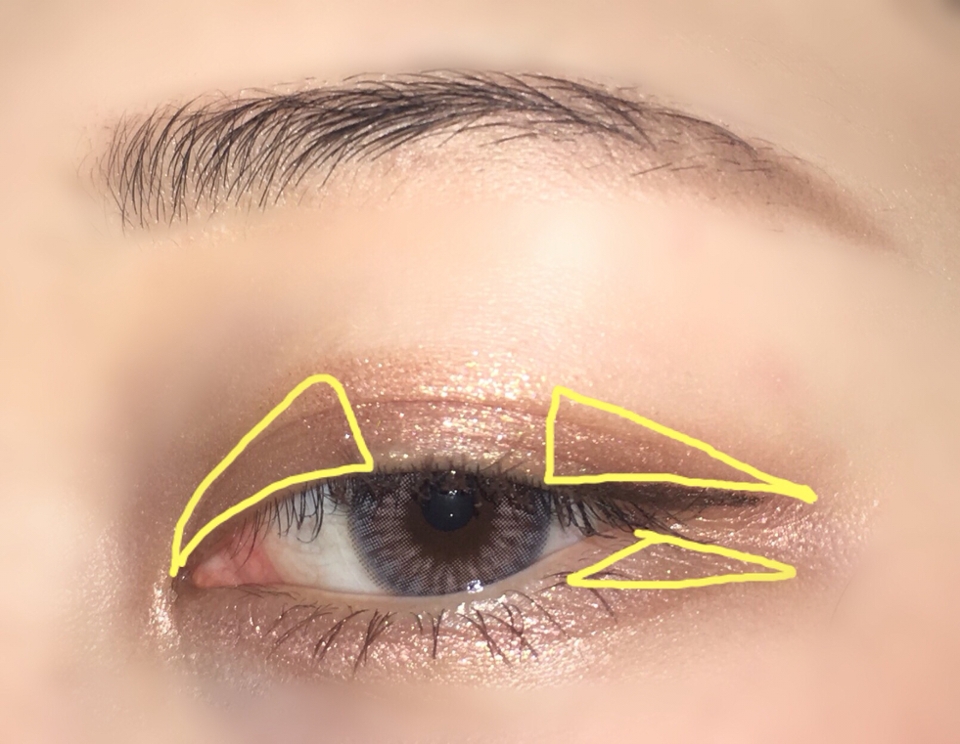 그리고 노란색부분에 시빼테를 발라줍니다! 
시빼테를 얼만큼 바르냐에따라 메이크업의 느낌이달라져요!! 