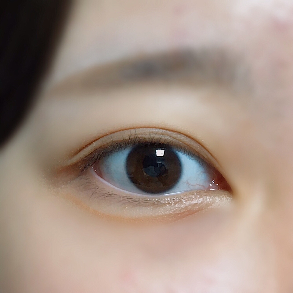 애굣살 라인을 한번 그려봤어요 
자신이 가지고 있는 섀도우중 애굣살을 그리기 좋은 컬러 아무거나 발라주시면 돼요
