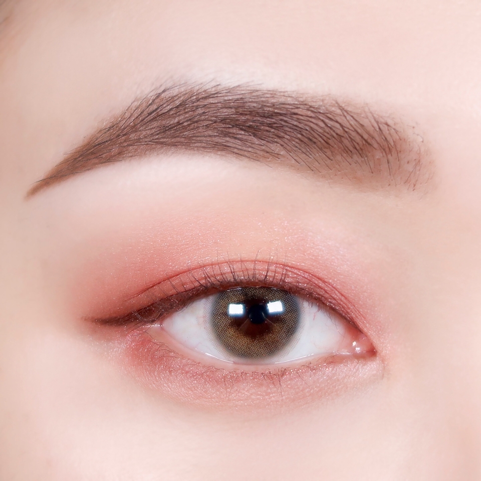 9번째 컬러로 아이라인과 붉은 섀도우의 경계를 풀어줘요! 삼각존도 연결해 채워줍니다!!