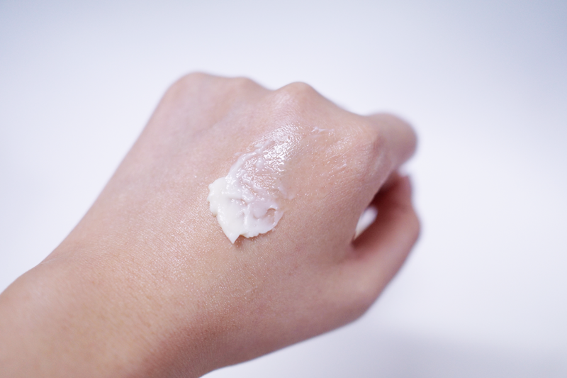 스패츌러로 덜어보면, 요렇게 고체상태로 보이는데 피부에 문지르면 바로 샤르르륵 녹아내려요. 진짜 버터같달까..ㅎㅎ