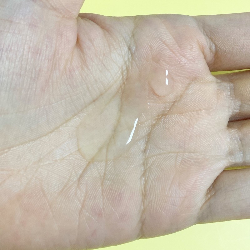 제품의 내용물이에요.

투명한 내용물로 향은 안 나더라고요. 아무리 맡아도 향이 안 나요. ㅋㅋㅋㅋ 인공적인 향이 없어 좋더라고요. 향에 민감한 분들도 부담 없이 사용할 수 있을 것 같습니다.