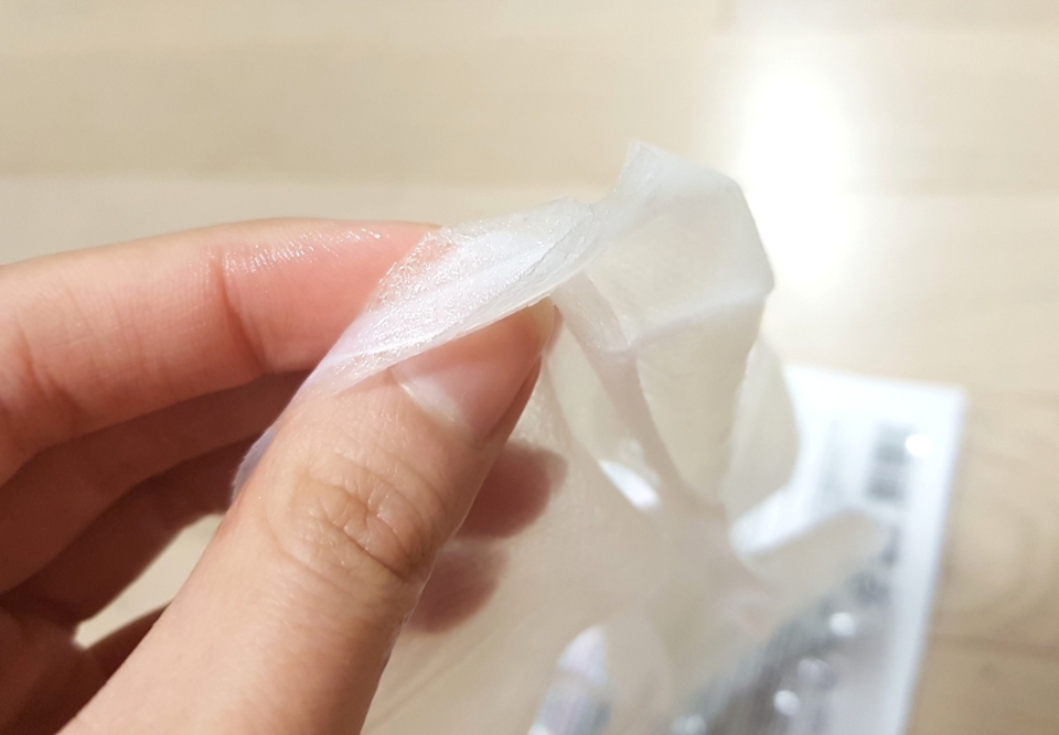 시트는 요렇게 3겹으로 되있어요!
양 쪽에 있는 메쉬 떼쉬고 가운데
겔타입의 시트를 얼굴에 붙이면 되시고요!

양쪽에 붙어 있는 메쉬에도
에센스가 듬~쁙 묻어있어요 ㅎㅎ

메쉬에 뭍어 있는 에센스는
몸이나 목에 바르시고 버리시면 되세요!
그냥 버리면 아깝잖아용😆

양 옆에 메쉬가 붙어있어서
팩을 꺼내서 붙일때 시트가 접히거나
구겨지지 않아서 붙이기 너무 편해요~ㅎㅎ