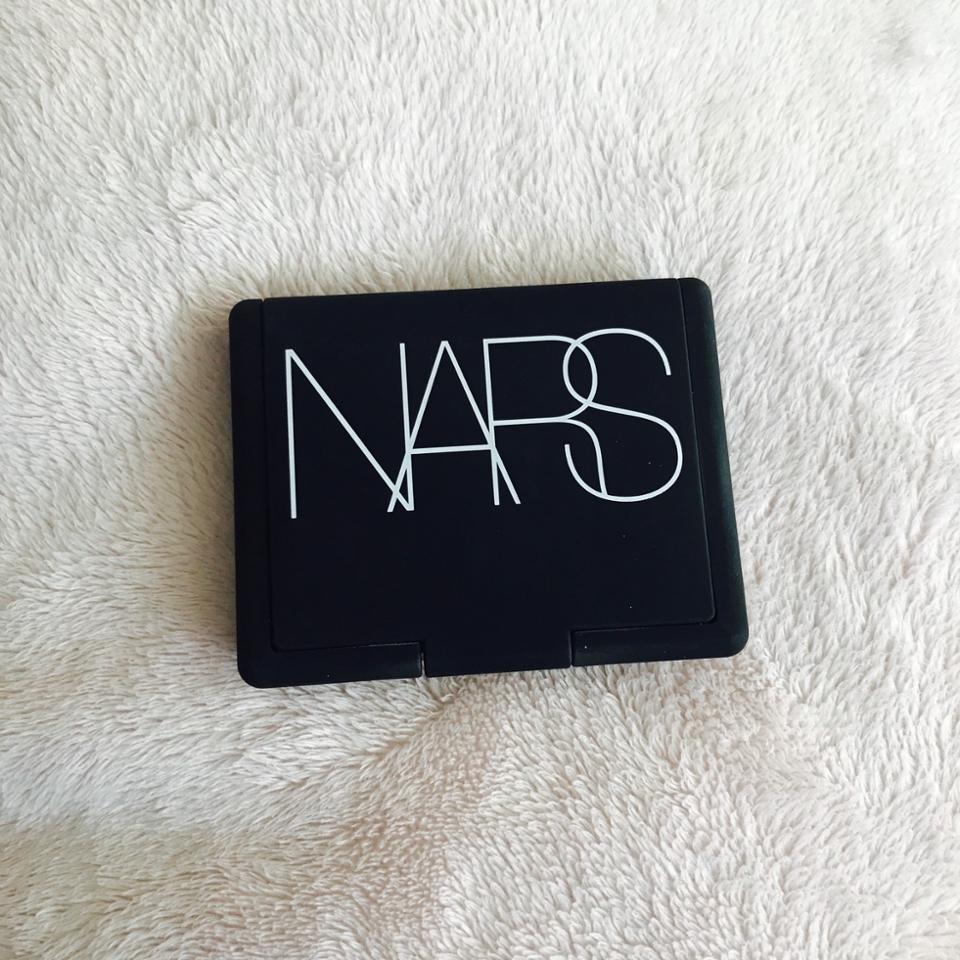 박스는 여행지 숙소에서 뜯어버려서ㅋㅋㅋㅋㅋㅋ
다들 찬양하는 무광 블랙의 나스... 근데 먼지가 좀 묻었네요...