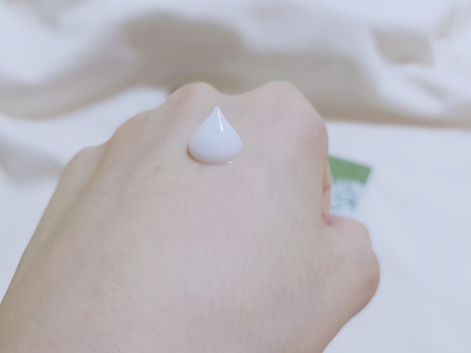 색깔은 그냥 평범한 하얀 수딩크림 색깔이네용