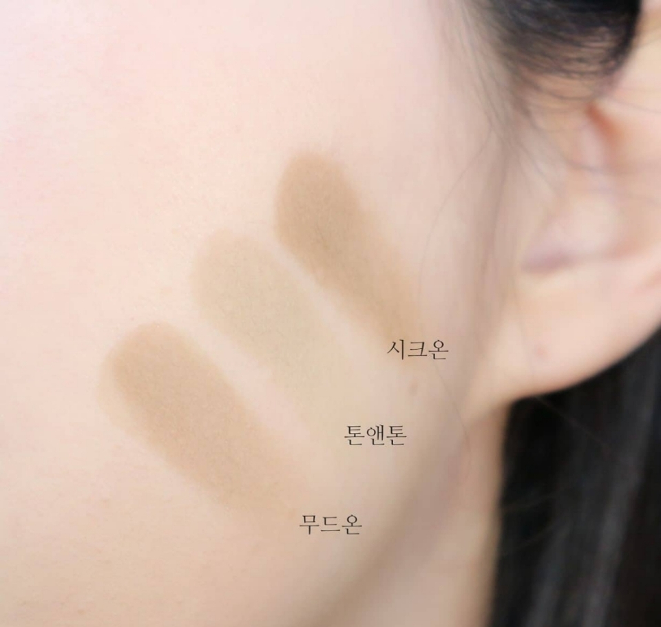 제 피부는 17호 19호 , 밝게나온 21호까지 
사용하는 쿨톤피부예요
​
제피부에는 2호에 해당하는 시크온컬러는
확실히 좀 더 어둡게 발색되죠?
​
그래도 브러쉬로 발색했을때는
시크온도 부담스럽지않게 표현되기때문에
확실한 쉐딩효과를 주고싶은 분들은
2호추천드려요
​
저처럼 밝은피부를 가지고있고
그림자라는 단어그대로 !
자연스러운 쉐딩효과를 선호는 분들에게
1호를 추천드려요 :-)
​
​
​
​
​
사진을 보셔서 아시겠지만
제피부에 톤앤톤-시크온 조합보다는
톤앤톤-무드온 조합이 더 은은하고
예쁘게 보여서 저는 1호를 픽 했습니다 
​
​
