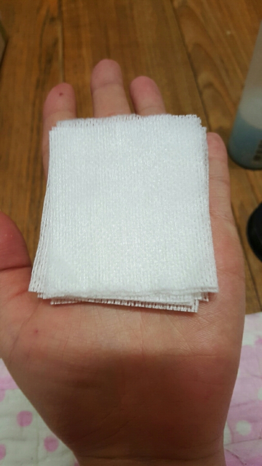 저는 이렇게 티슈형 화장솜을 썼어용♡

구멍이 송송 뚫려서 화장을 잘 지워준다고하네용?