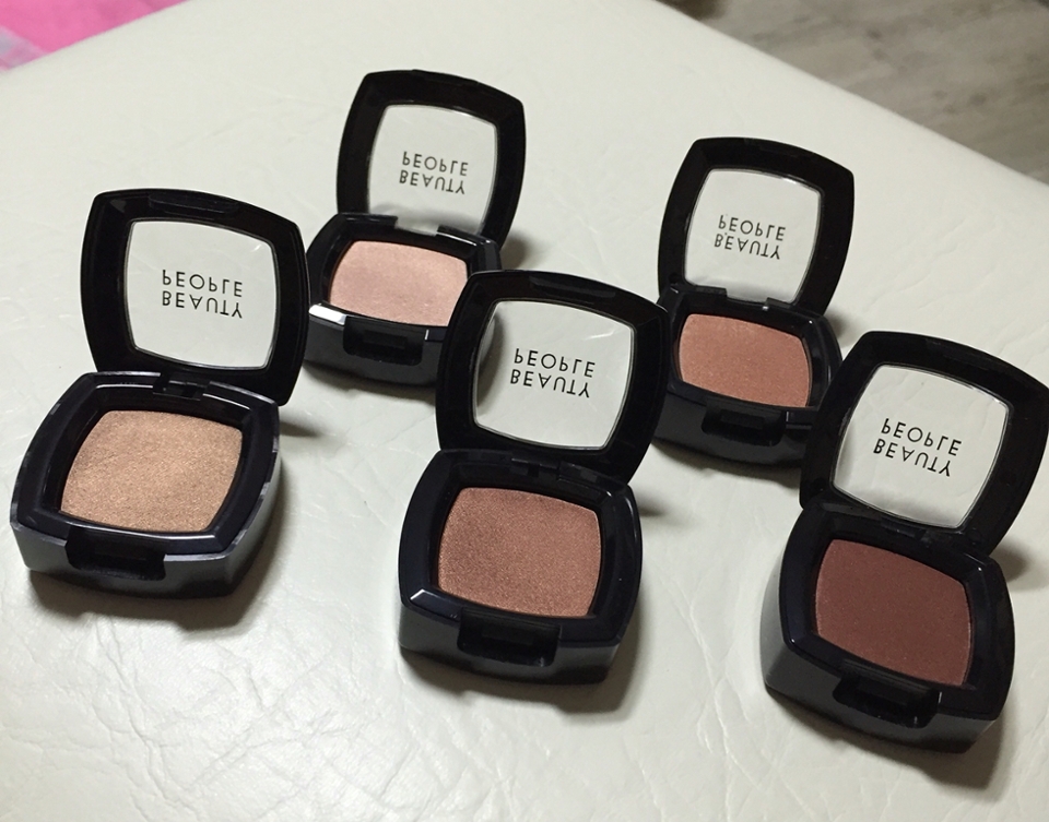 쨘! 드디어 개봉
색상은 무난하게 데일리 메이크업 하기 좋은
색상으로 이루어져 있어요.