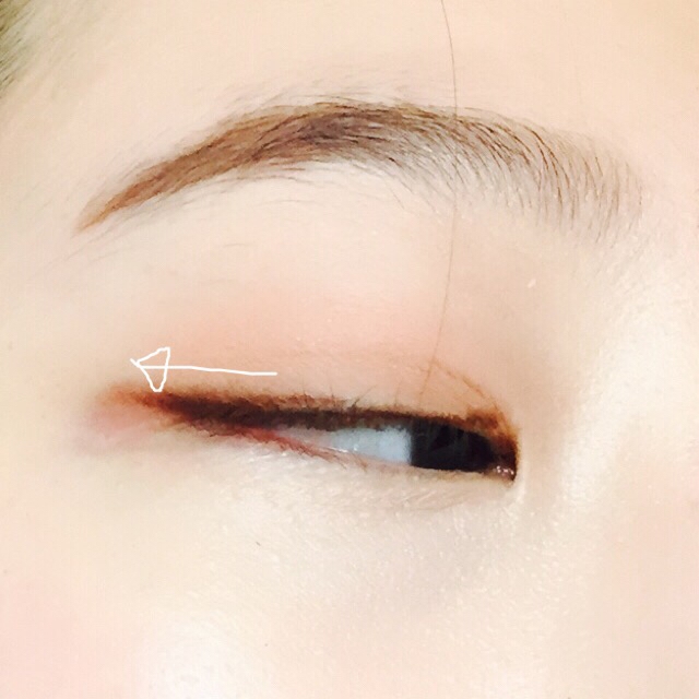 2. 뷰러 후 브라운 컬러 펜슬로 점막과 모근을 꼼꼼히 채워주고, 꼬리역시 길지 않게 살짝 뺀 뒤, 면봉으로 날렵하게 라인을 정리해 주세요. 이 때, 라인은 삐뚤빼뚤 대충 그려주셔도 돼요!
-사용제품: 삐아 라스트 오토 젤 펜슬라인 쇼콜라봉봉