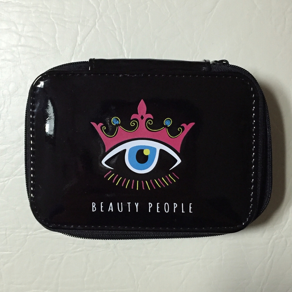 꺼내보니 박스에 있던 그림이 그대로 똭!
화면으로 봤을 때 보다 아담해서 그런지 넘넘 귀여워요😍
파우치 외부는 반짝반짝 유광입니당