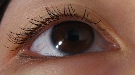 1회 칠한거에요 뭉침이 전혀없구요 
화이바가 잔득들어있는 마스카라들은 많이 길어지긴하지만 덕지덕지 뭉쳐서 잘 안바르게되는데 적당히 길어지면서 뭉침이 전혀없네요! 그리고 컬링은 정말 모든마스카라중 탑입니다 다른마스카라들 뷰러하고 바른것처럼 올라가요