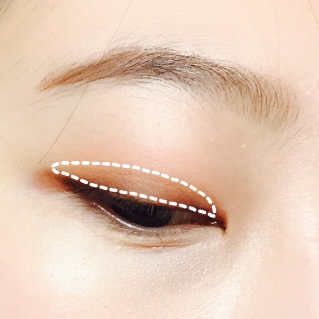 3. 무펄의 크리미한 초콜릿 브라운 컬러를 라인 윗부분에 덮듯이 발라 스머지 하여 라인을 풀어주세요. 그윽한 느낌도 더해지고, 라인도 자연스러워 보인답니다.
-사용제품: VDL 페스티벌 아이섀도우 (젤리) 초코초코