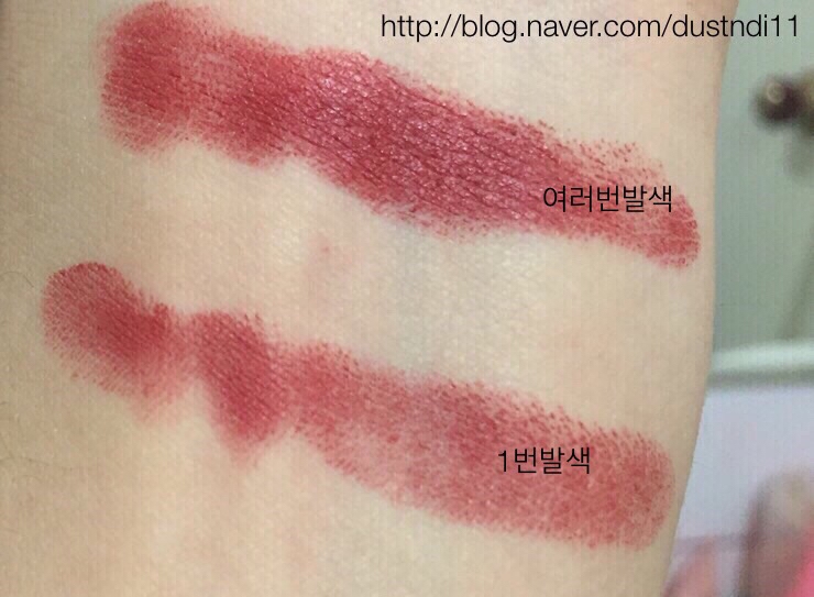 발색이 이쁘지아니하여......이거슨 제손탓입다!!!오랜만에 리뷰라 손이 덜덜....!제품자체는 매트타입이지만 매우 촉촉부드럽습니다!말린장미색 !
(정확한 색분별을하실수있게 필터 /뽀샵이없는 순수한사진입니다!)