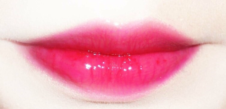 페리페라 틴트 4호 + 볼륨 립틴트 오일.
 
약간 건조한 타입의 틴트를 바르고 
그 위에 오일을 발라줬어요.
훨씬 입술이 매끈하고 예뻐보여요 
틴트랑 립스틱이 너무 건조하다 시는 분들은
요런타입의 틴트와 립글로즈 추천합니당
저렴하니까! 써보세욧