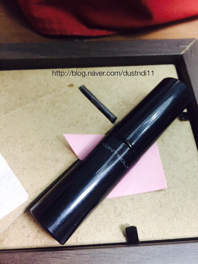 불금이끝나고 불토인새벽 할일이없는 집순이는 첫리뷰를 찝니다 ㅎㅅㅎ주인공은 유행이떠나가고있는 벽돌립컬러 로즈마르살라(주)토니모리제품입니다!올가을 전국의 여성분들이 수지여신님을 보고 벽돌립을 부르짖었죠!