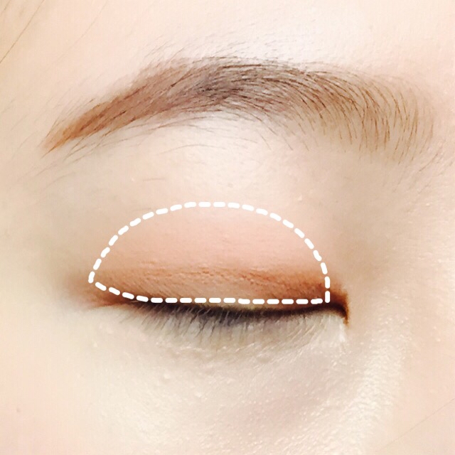 1. 붉인빛이 살짝 섞인 매트타입의 연한 무펄 브라운 섀도우를 눈두덩 전체에 슥슥 발라주세요.
-사용제품: 아리따움 모노아이즈 진저파우더