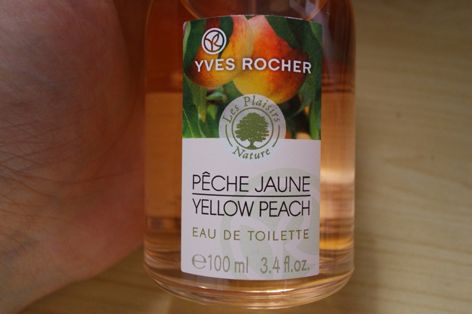 용량은 100ml이구요. 향은 사진에서 보이지만 달달한 복숭아향입니다. 저는 처음에 뿌렸을때 베네피트의 메이비베이비 향이랑 비슷한줄알앗지만 아주 미세하게 다르더라구요ㅎㅎ 