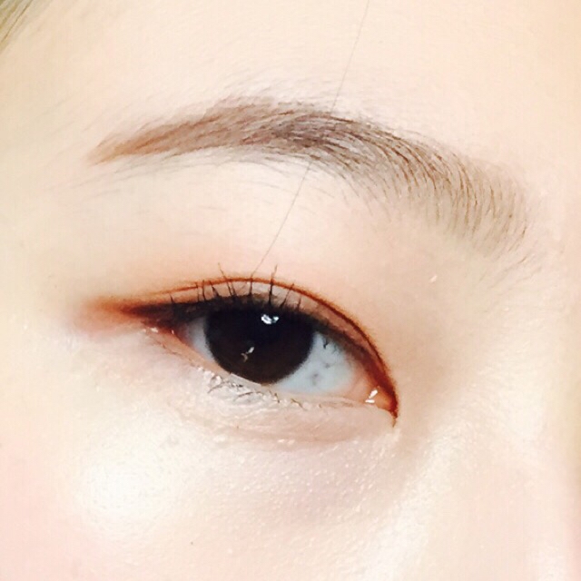 완성! 폰 카메라라 다 담겨지진 않았지만 펄감이 없음에도 눈매가 초롱초롱 은은하게 강조되면서 무난해서 다양한 립컬러에 다 잘 어울리고, 또 학생분들도 데일리로도 좋고, 자연스럽고 여성스럽기 때문에 소개팅에도 딱 좋아요 ;)