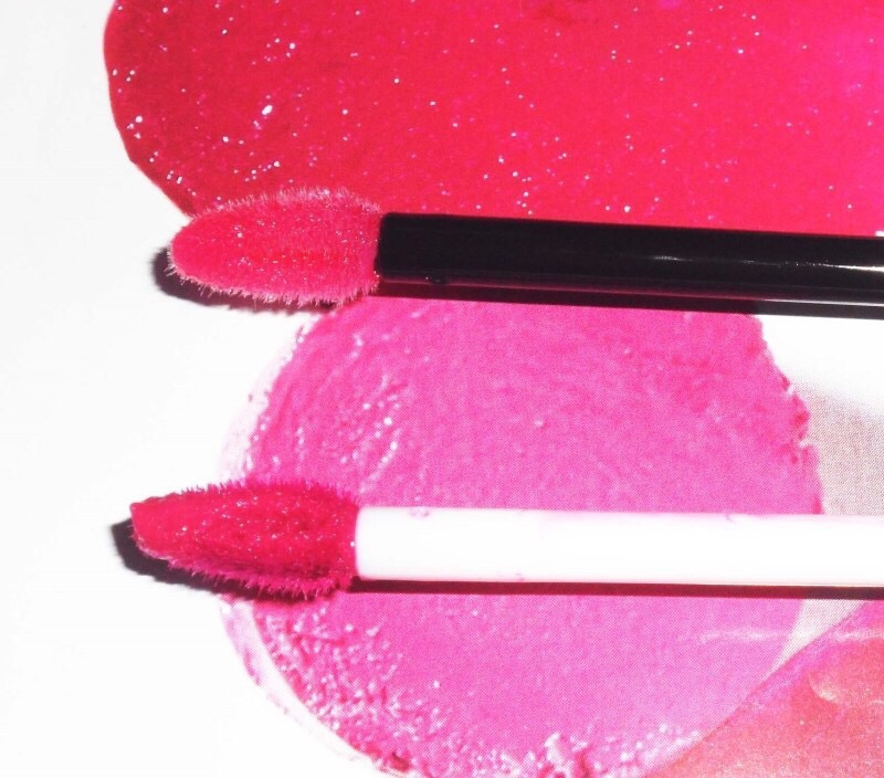 둘다 물방울 모양의 솔이에요.
입술에 바르기  편한 형태 ! 입술 산 맞추기도 쉽고 전체적으로 바르기 쉬운 타입이에요.