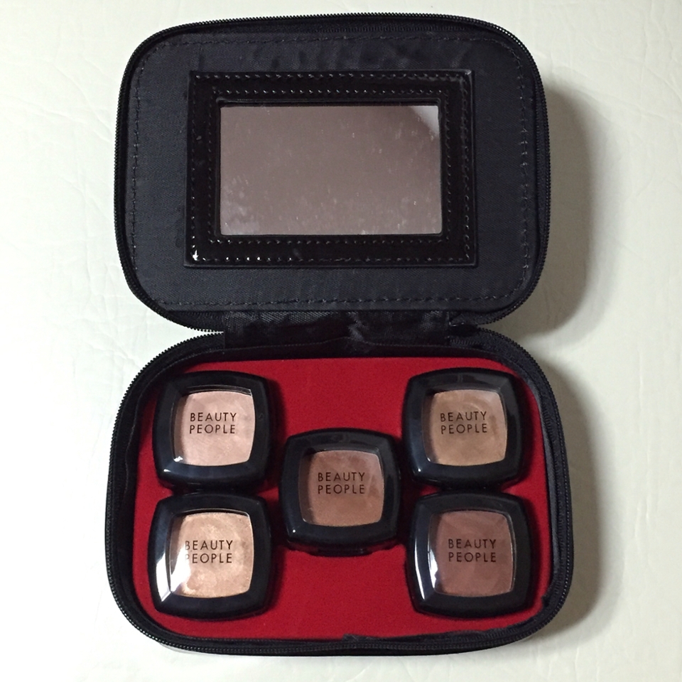 파우치를 열어보니 위 쪽엔 거울이 달려있고
아래 쪽엔 귀요미 섀도우들이 정렬 되어 있었어요.
거울은 비닐로 덮여 있어서 벗겨내면 돼요!

파우치에 거울이 달려 있어서 유용할 것 같아요ㅎㅎ