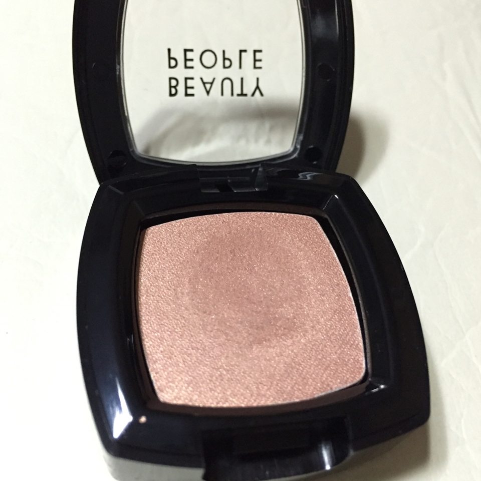 이번엔 가까이서 찍어 봤는데
제형은 쿠션 섀도우라(크림 제형이라 보시면 돼요)
가루날림이 전혀 없었어요!
펄감은 은은하게 있는 편이라 자연스러워요.

단점이라면 쿠션 제형이라
브러시로 사용하면 뭉친다는 점?
저는 손이랑 브러시 같이 사용했어요~!