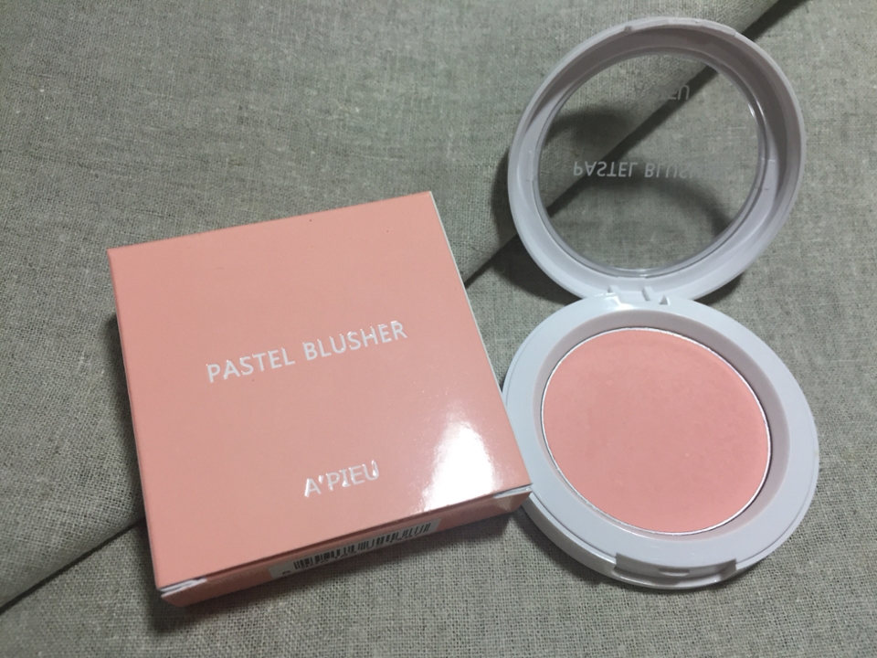 굉장히 여리여리하고 소녀소녀한 느낌을 가지고
있는데요! 제품을 처음 구매했을때 발색이 강하면 어쩌나 걱정했는데 생각보다 발색했을때 여리여리하게되는것 같더라구요!