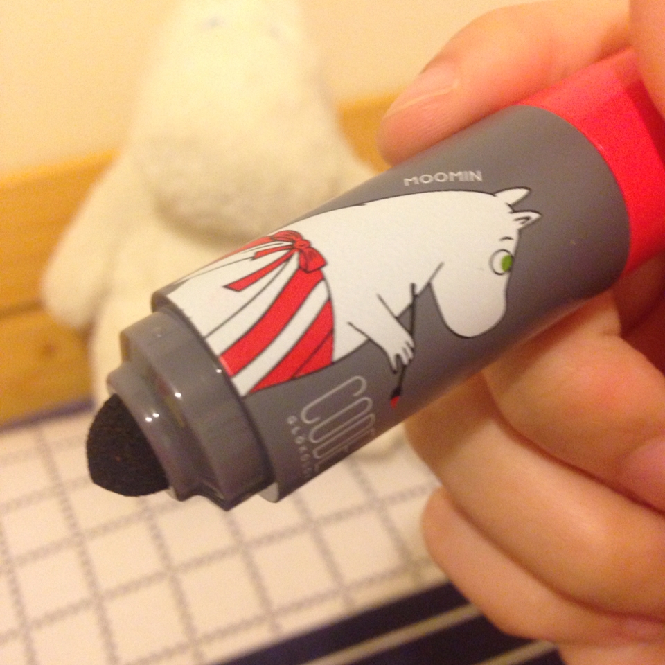 另外下面這頭是海綿氣墊
不是軟的質感 有點奇妙
如果上唇釉後用海綿推 我覺得不是暈染的感覺 而是把顏色都推掉了😐