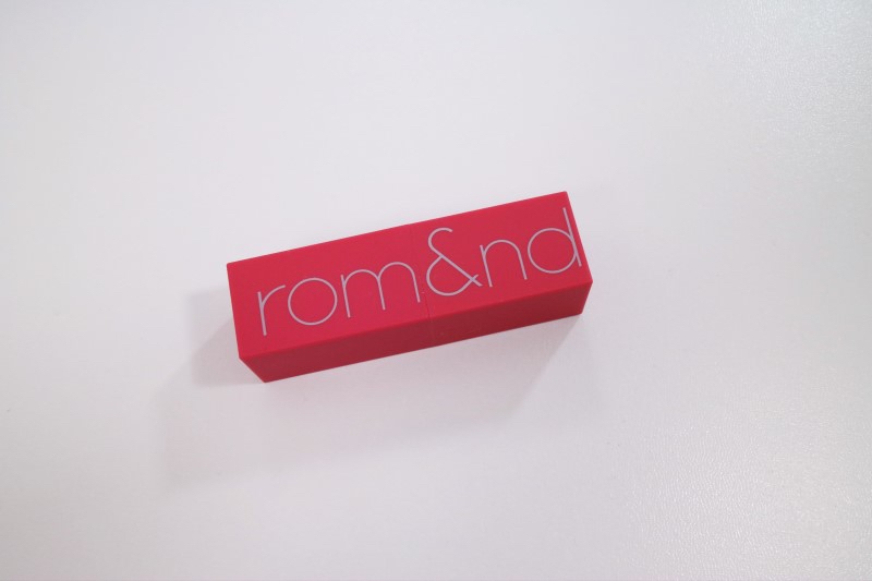 요즘 이런 디자인 쫌 이쁜듯?

각진 스타일에 플라스틱인데 벨벳같은 소재

케이스가 립스틱과 같은 색상이라 맘에듬 ㅎㅎㅎ

​

근데 로고도 이쁘고 다좋은데.. 단점이 열고 닫을때 로고맞춰서 닫는게 신경쓰인다

로고가 안맞으면 왠지 그냥 먼가 찜찜해