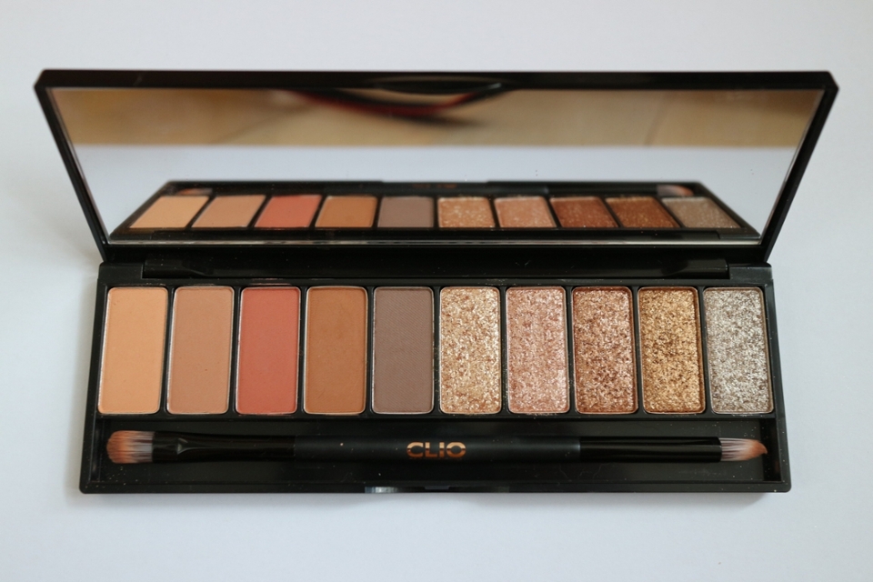 케이스가 거울처럼 비쳐요 그리고 기스가 잘난다는 점,,
열면 영롱한 파워웜톤 색상들이 반겨줍니다
진심 하나도 버릴색상 없어요!! 대박이에요😭
가을에 쓰면 분위기 뿜뿜할 색상들이죠??