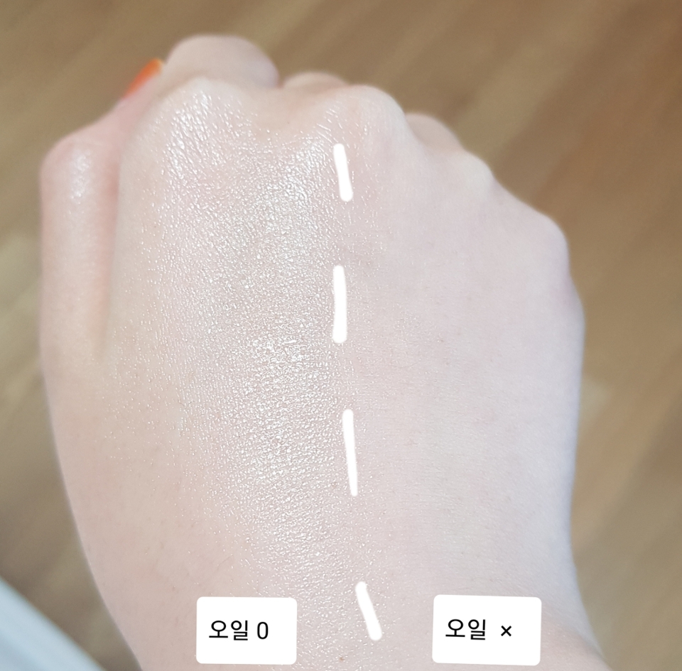  오일을 바르고 바른 곳과 아닌 곳 차이를 보았더니 효과는 좋았습니다!!

화장이 더 오래 지속되는 것 같아요!! 

입자가 엄청 곱다보니 다른 파우더와 달리
두꺼워져서 답답하다는 느낌이 없었어요!

특히 좋았던 건
베이스 제품을 바르고 요걸 위에 얹어주면
물이 튀겨도 지워지지 않아서 좋더라구요^^


