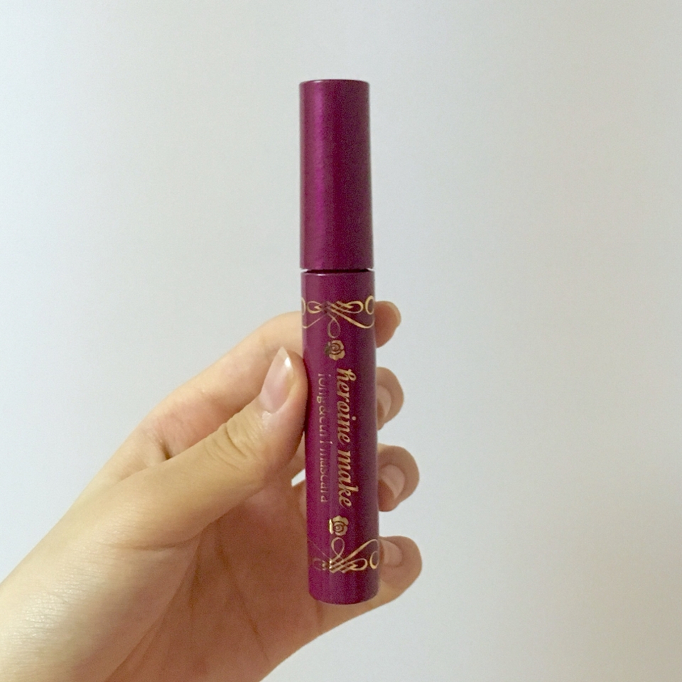 키스미 히로인 메이크 롱앤컬 마스카라 EX입니당 저는 블랙 색상이구용 자주색?보라색?의 통에 금색 글씨가 적혀져있어요! 딱 키스미의 느낌이 나는 것 같아요ㅋㅋ