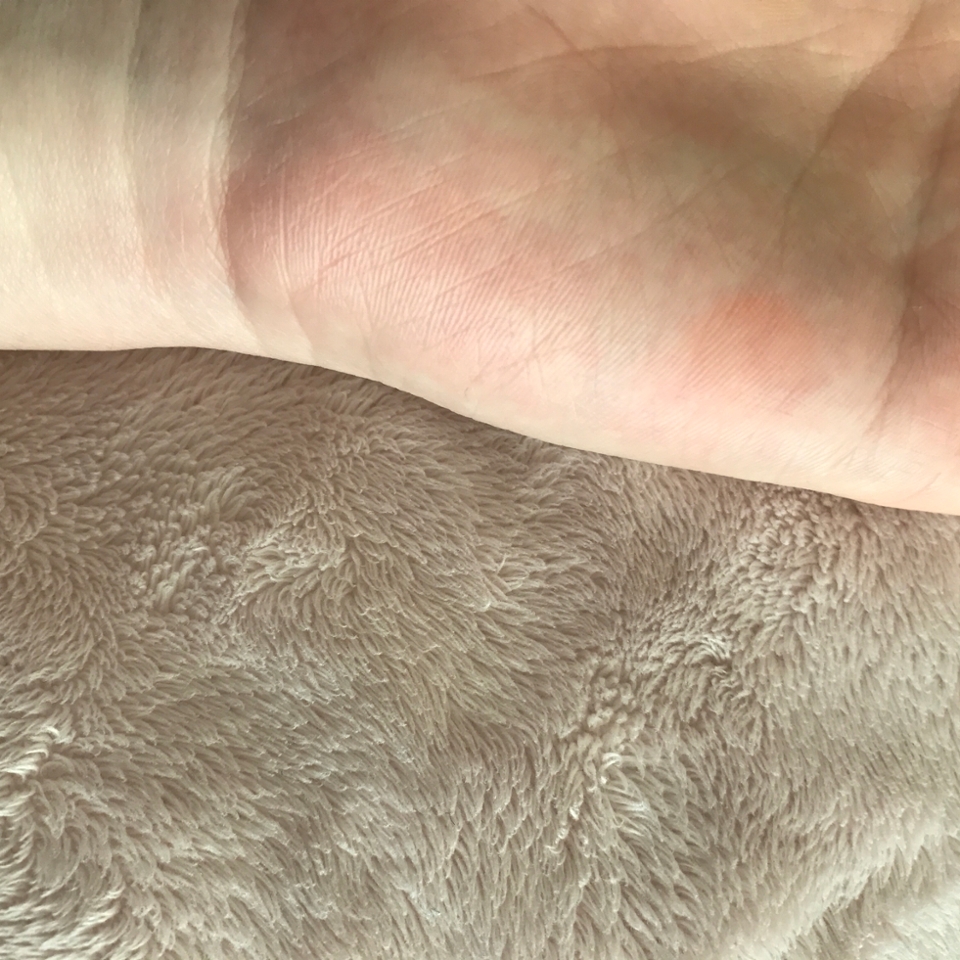 손바닥에 약간 혈색 도는? 부분이 블러셔 테스트하기 좋다길래... 한번 해봤어요ㅋㅋㅋㅋ 어디한건지 보이시나요?