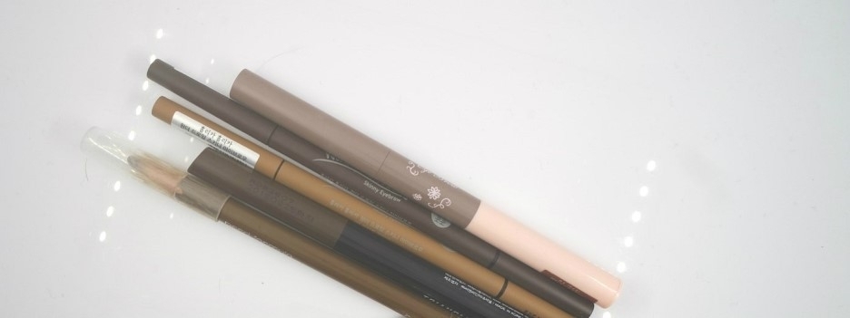 이렇게 심이 아닌 브로우 자체를 봐도 다른 브로우펜슬에 비해 확연히 얇은거 보이시죠??
처음에 비닐포장 떼어낼때는 이러다 부러지는거 아닌가 싶었는데 생각보다 내구성도 좋고,
얇은 파우치에 넣을때도 부피차지를 하지 않아서 좋더라구요 ㅎㅎ
