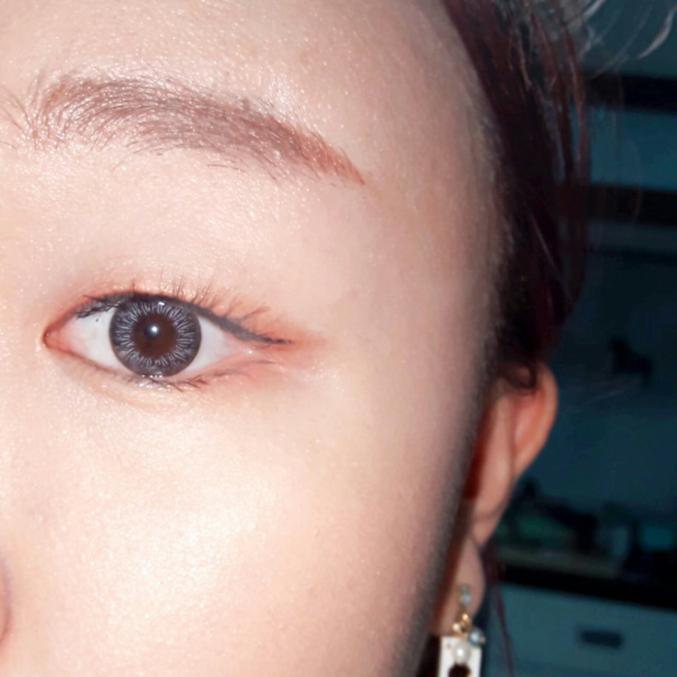 플래쉬안터뜨리고는 컬러가 잘안보여서 켰습니다!
빨간머리에도 별이질감없이 어울리는색이었구요 까만털에도 발색이 잘됬습니다ㅠㅜ
액상이 묽지도되지도않은 적당한질감이라 눈썹이 딱딱하게 굳지도않았구요 만족스러운 제품이었습니다!!