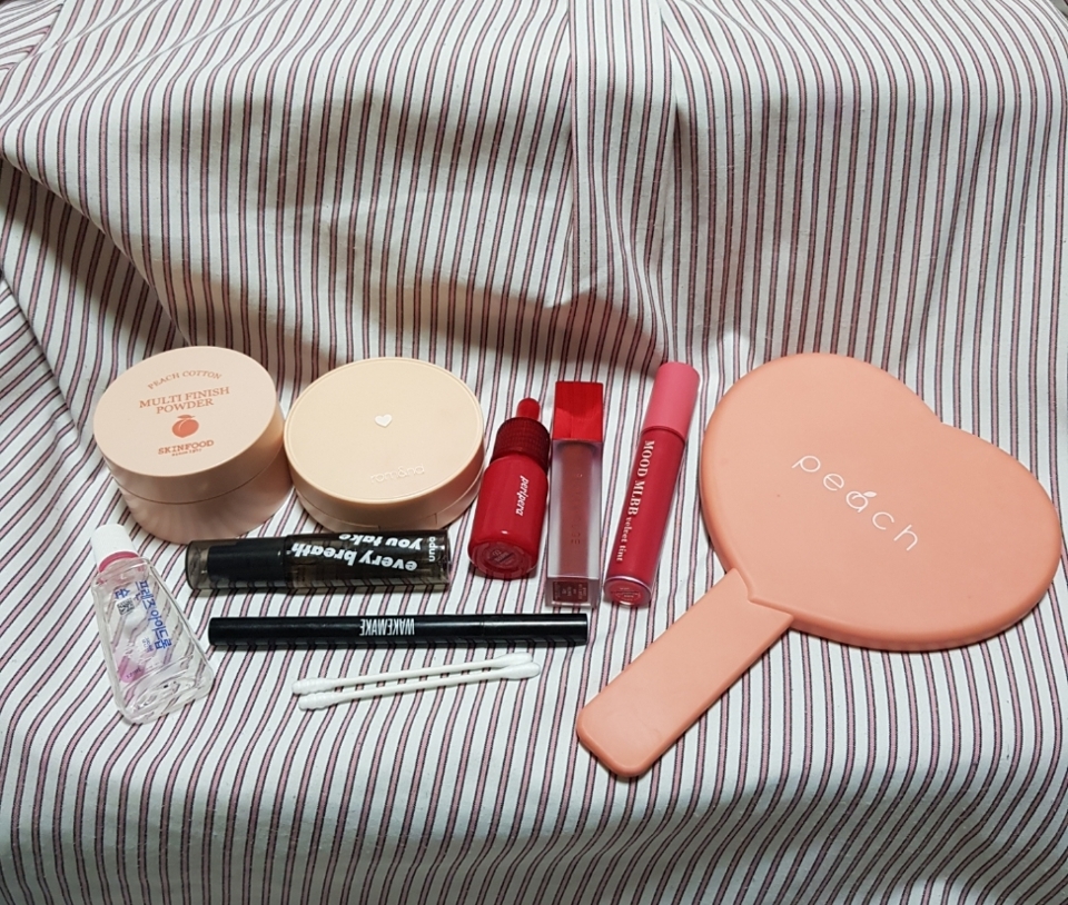 👝제품 소개👝
✔스킨푸드 피치뽀송 멀티 피니시 파우더
✔롬앤 베러댄 매트 쿠션 01 퓨어21호
✔웨이크메이크 철벽 익스트림 펜 아이라이너
✔페리페라 잉크 틴트 세럼 03호 입소문템 
✔블랙루즈 에어핏 벨벳 틴트 4호 라즈베리시럽 
✔키핀터치 무드 벨벳 틴트 M08 베이비라즈베리
✔언파 차차 브레스 미스트 스트롱민트향
✔인공눈물(점안액)-프랜즈 아이드롭 순
✔면봉
✔손거울